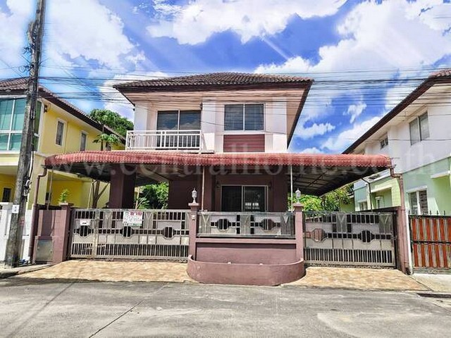 รหัสทรัพย์ 6769บ้านเดี่ยว หมู่บ้าน วิลล่า รามอินทรา&nbsp;เดอะเอ็กซ์คลูซีฟ พร้อมอยู่ที่ตั้ง :&nbsp;ถนนคู้บอน ซอยคู้บอน 27 แยก 60 แขวงท่าแร้ง เขตบางเขน กรุงเทพมหานคร 10220รายละเอียดทรัพย์- บ้านเดี่ยว 2&nbsp;ชั้น ขนาดพื้นที่ 66.9&nbsp;ตารางวา พื้นที่ใช้สอย 190 ตารางเมตร- 3&nbsp;ห้องนอน, 2&nbsp;ห้องน้ำ,&nbsp;1 ห้องนั่งเล่น, 1 ห้องครัว, 4&nbsp;ที่จอดรถ&nbsp;- พื้นชั้นบนไม้ปาร์เก้, พื้นชั้นล่างกระเบื้อง- ฟรีค่าส่วนก�
