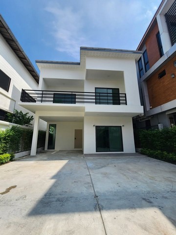 RH02269 ให้เช่าบ้าน 53 ตรว. 3 ห้องนอน 4 ห้องน้ำ3 ที่จอดรถ  สุขุมวิท 93 ใกล้BTS บางจาก 1.5 กม.บ้าน สุขุมวิท 93ที่ตั้ง ซอย สุขุมวิท 93แขวงบางจาก เขตพระโขนง กรุงเทพมหานคร 10260บ้านเดี่ยว 2 ชั้น 53 ตรว 180 ตรม 3 ห้องนอน4 ห้องน้ํา1 ห้องนั่งเล่น1 ห้องรับประทานอาหาร1 ห้องครัวประตูควบคุมด้วยรีโมทที่จอดรถได้ถึง 3 คันขาย 8.85 ล้านบาทเช่า 38,000 บาทต่อเดือนHouse at Sukhumvit 93Location: Soi Sukhumvit 93, Bang Chak Subdistrict, Phra Khanong District, Bangkok 102602-story detached house; Land size: 5