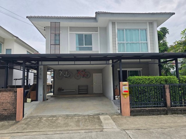 ให้เช่าบ้านเดี่ยว 2 ชั้น 51 ตรว. 3 ห้องนอน หมู่บ้าน The Plant Simpls รามคำแหง 118 ใกล้นานาชาติ Ascot พร้อมเข้าอยู่*** ราคาเช่า 35,000 บาท/เดือน ติดต่อ::  ชยา โทร/ID Line:: 0942823961   Link Line:: https://line.me/ti/p/3xFA1An8Kcรหัส# T26-890บ้านเดี่ยว 2 ชั้น หมู่บ้าน The Plant Simpls รามคำแหง 118 ใกล้นานาชาติ Ascot  • พื้นที่ 51 ตารางวา• 3 ห้องนอน• 3 ห้องน้ำ• 2 ที่จอดรถ• แอร์ 4 เครื่อง• เฟอร์นิเจอร์ครบ พร้อมเข้าอยู่สิ่งอำนวยความสะดวกภายในโครงการ• สโมสร / สระว่