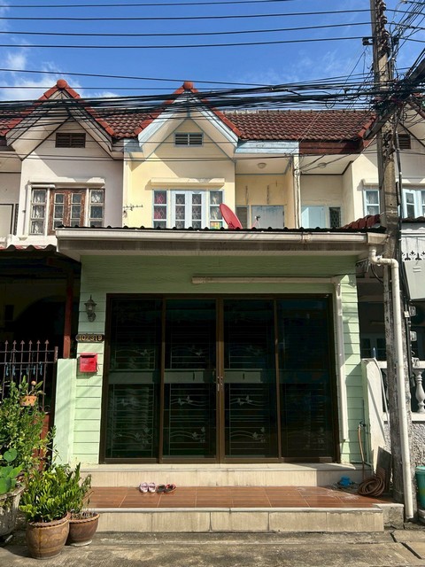 ขายทาวน์เฮ้าส์ 2 ชั้น 18 ตรว. หมู่บ้านสินธานี 1 ซอยนวมินทร์ 93 ปากซอยหมู่บ้านมีท็อปนวมินทร์*** เสนอขายเพียง 2.59 ล้านบาท ติดต่อ:: ชยา โทร/ID Line:: 0942823961   Link Line:: https://line.me/ti/p/3xFA1An8Kcรหัส # T26-963ทาวน์เฮ้าส์ 2 ชั้น หมู่บ้านสินธานี 1 ซอยนวมินทร์ 93 ปากซอยหมู่บ้านมีท็อปนวมินทร์ทำเลโคตรเทพปากซอยหมู่บ้านมีท็อปนวมินทร์ ซอยเดียวกับสำนักงานประกันสังคม นวมินทร์• ขนาด 18 ตารางวา• 2 ห้องนอน• 2 ห้องน้ำ• 1 ห้อ�