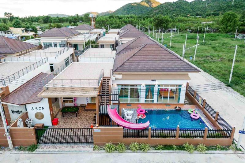 ขายบ้านพูลวิลล่า หมู่บ้านเดอะแกรนดิโอ ทำเลดี หัวหิน จังหวัดประจวบคีรีขันธ์ ที่ตั้ง : บ้านเลขที่ 100/824 ซอย6 ตำบลหัวหิน อำเภอหัวหิน ประจวบคีรีขันธ์ 77110ขนาดพื้นที่ : 89 ตารางวารายละเอียดบ้าน-บ้านชั้นเดียว-4 ห้องนอน -3 ห้องน้ำ- ครัวนอกต่อเติมแยกเป็นสัดส่วน- บ้านโปร่ง โล่ง รับลมธรรมชาติ- วิวภูเขา บรรยากาศร่มรื่น   สระว่ายน้ำส่วนตัว- ขนาด 4 × 7 เมตร- พื้นสระแบบสโลป- ความลึกสูง