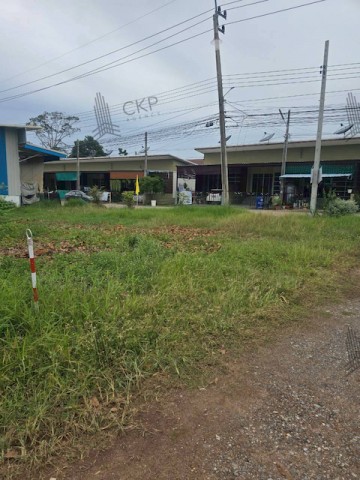 ขายด่วน ที่ดินติดถนนสาธารณะ ขนาด 2 งาน 95 ตร.วา ทำเลสัตหีบ ห่างจากถนนสุขุมวิทเพียง 850 เมตร เหมาะสำหรับซื้อไว้ปลูกบ้านพักอาศัย ทำธุรกิจขนาดเล็ก หรือถือครองเป็นทรัพย์ลงทุนในอนาคต | 93362จุดเด่นของแปลงนี้คือทำเลเข้าออกสะดวก ติดถนนสาธารณะ ใช้งานได้จริง เหมาะกับผู้ที่มองหาที่ดินในโซนใกล้ถนนใหญ่ ใกล้ชุมชน และรายล้อมด้วยตลาด โรงเรียน ห้างสรรพสินค้า และแหล่งท่อง�