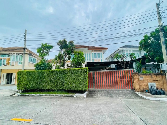 ขายบ้านเดี่ยว 2 ชั้น 86 ตรว. 4 ห้องนอน โครงการ เลอ นีโอ ทู วงแหวน-ศรีนครินทร์ LE NEO II SRINAKARIN ใกล้ทางขึ้นทางด่วน เพียง 1 กม.*** ราคาลดเหลือ 9.3 ล้านบาท ฟรีโอน (ราคาประเมิน 11 ลบ) ติดต่อ::  ชยา โทร/ID Line:: 0942823961   Link Line:: https://line.me/ti/p/3xFA1An8Kcรหัส # T26-970บ้านเดี่ยว 2 ชั้น  โครงการ เลอ นีโอ ทู วงแหวน-ศรีนครินทร์• ใกล้ทางขึ้นทางด่วน เพียง 1 กม. เท่านั้น• เนื้อที่ดิน 86 ตร.ว. • พื้นที่ใช้สอย 298 ตรม• 4 ห้องนอน • 3 ห้องน้ำ • จอดร
