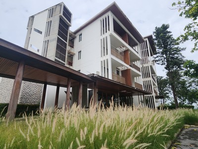ขายที่พักตากอากาศเขาใหญ่ เดอะพลูริส เขาใหญ่ The Pluris Khaoyai ชั้น 1 ขนาด 60.15 ตร.ม. ห้องสวนส่วนตัว.TPI-3251.คอนโดเขาใหญ่สำหรับพักเองและต่อยอดปล่อยเช่ารายวัน ห้องชั้น 1 ขนาด 60.15 ตร.ม. ระเบียงหันทิศใต้ พร้อมสวนส่วนตัว เหมาะกับคนที่ต้องการที่พักเขาใหญ่ใกล้ปากช่อง ใช้งานง่าย ใกล้ M6 ใกล้สาธารณูปโภค และรองรับช่วงคอนเสิร์ต เทศกาล หรือวันหยุดยาวได้ดี.ที่ตั้ง : เดอะพลูริส เขาใหญ่ ต.หน�