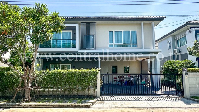รหัสทรัพย์&nbsp; 7028บ้านเดี่ยว เซนโทร พระราม 9 - กรุงเทพกรีฑา หลังใหญ่&nbsp;ที่ตั้ง :&nbsp;ถนนพัฒนาชนบท 3 แขวงคลองสองต้นนุ่น เขตลาดกระบัง กรุงเทพมหานคร 10520&nbsp;รายละเอียดทรัพย์- พัฒนาโครงการ​​ โดย&nbsp;เอพี ไทยแลนด์ / AP Thailand-&nbsp;บ้านเดี่ยว 2 ชั้น แบบบ้าน แบบที่ 3 (LEON) ขนาดเนื้อที่ 71&nbsp;ตร.ว. พื้นที่ใช้สอย 225&nbsp;ตร.ม. เพดานสูง 2.6 เมตร- ฟังก์ชัน 4 ห้องนอน, 4 ห้องน้ำ, 1&nbsp;ห้องรับแขก, 1 ห้องนั่งเล่น, 1 ห้องรับปร�