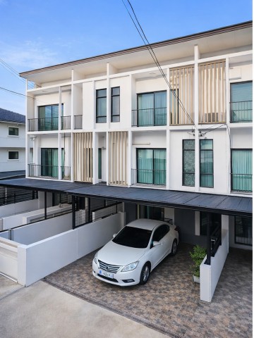 ในโครงการศรีนครินทร์-พระราม 9 ทาวน์โฮม 3ชั้น 3นอน ติดสนามกอล์ฟกรุงเทพกรีฑา50ม.  3น้ำ  27,998 บาท/เดือน ใกล้ ม.นานาชาติแสตมฟอร์ด 600 ม. และกรุงเทพกรีฑา ขนาด 20 ตร.ว.240 ตร.ม. บ้านหรูพร้อมเฟอร์ฯครบเงียบสงบ เป็นส่วนตัว  เหมาะสำหรับอยู่อาศัย คนทำงาน เดินทางง่าย ใกล้ตลาดพัฒนาการ 1.6 กม.สถานพยาบาล ศูนย์การค้า และรถไฟฟ้า  ราคาเช่าSrinakarin Rama 9 community. KrungThepKritha Golf 3-story luxury townhome for rent 27,998THB/month. 3bed 3bath near Stamford International University 600 m