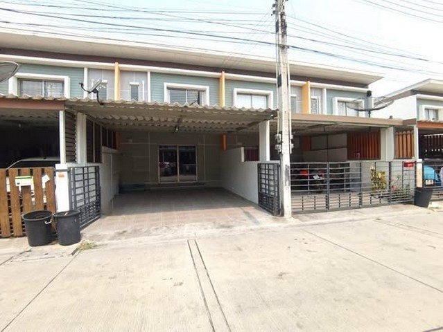 ขายบ้านทาวโฮม 2 ชั้น มบ.ไลฟ์ทาวโฮม Iife Townhome อ.บ้านบึง จ.ชลบุรีราคาขายเพียง = 1.×× ลบ.เท่านั้นไลฟ์ทาวโฮม Iife Townhome ขนาด 3 ห้องนอน 2 ห้องน้ำเนื้อที่บ้านประมาณ 21.3 ตร.วา. ขึ้นไป พื้นที่ใช้สอยประมาณ 124 ตร.ม.สถานที่สำคัญใกล้เคียง- บิ๊กซี- โลตัส บ้านบึง- โลตัส ตลาด- รพ.บ้านบึง- รร.จุฬาภรณ์- ว.เทคนิคชลบุรี- รร.เทศบาลบ้านบึงที่ตั้ง : ถ. เศรษฐกิจ ตำบล บ้านบึง อำเภอ บ้านบึง ชลบุรี----------------------------------------------