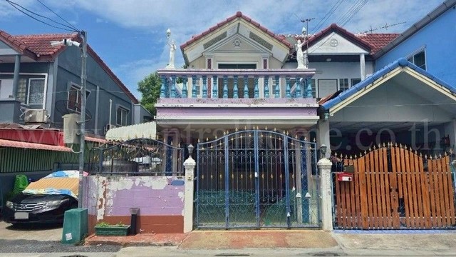 รหัสทรัพย์ :&nbsp;N1098ทาวน์เฮ้าส์ หมู่บ้าน ทรัพย์ดินทอง หลังริม บ้านสวย ราคาถูก&nbsp;ที่ตั้ง&nbsp;:&nbsp;ถนนเทพารักษ์ ตำบลเทพารักษ์ อำเภอเมืองสมุทรปราการ จังหวัดสมุทรปราการ 10130&nbsp;รายละเอียดทรัพย์- ทาวน์เฮ้าส์&nbsp;2 ชั้น ขนาดพื้นที่ 21.2 ตารางวา พื้นที่ใช้สอย 120 ตารางเมตร&nbsp;- 2 ห้องนอน, 2 ห้องน้ำ, 1 ห้องครัว, 1 ห้องรับแขก, 1 ที่จอดรถ- หน้าบ้านหันไปทางทิศตะวันออกเฉียงเหนือทำเลและสถานที่ใกล้
