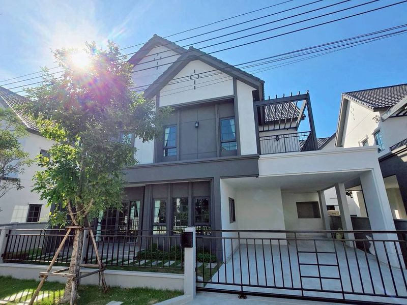???? ขาย / ให้เช่า บ้านหรู ???????????????????????? ???????????????????????? (เซนโทร บางนา)✨ บ้านสวย พร้อมเข้าอยู่ ทำเลศักยภาพ ใกล้ Mega Bangna และสนามบินสุวรรณภูมิ???? ราคา???? เช่าเพียง 130,000 บาท/เดือน???? ขาย 18,500,000 บาท⸻???? รายละเอียดบ้าน✅ บ้านเดี่ยว 2 ชั้น✅ พื้นที่ใช้สอย 300 ตร.ม.✅ เนื้อที่ 65 ตร.ว.✅ หันหน้าทิศเหนือ????️ 4 ห้องนอน (พร้อม Walk-in Closet)???? 5 ห้องน้ำ????‍???? 1 ห้องนอน + 1 ห้องน้ำแม่บ้าน????️ 2 ห้องนั่งเล่น????️ 1 ห้องรับประทานอาหาร???? จอด�