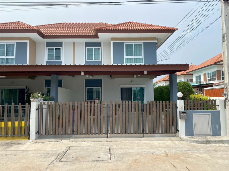 ให้เช่าบ้านพร้อมเข้าอยู่ 1 สิงหาคม 2569✨ บ้านสวย พร้อมเฟอร์นิเจอร์และเครื่องใช้ไฟฟ้าครบ หิ้วกระเป๋าเข้าอยู่ได้เลย???? หมู่บ้านบ้านริมสวน ต.นาป่า อ.เมืองชลบุรีเดินทางสะดวก ใกล้ทุกจุดสำคัญ???? โรบินสัน ชลบุรี???? เซ็นทรัล ชลบุรี???? ทางด่วนมอเตอร์เวย์???? นิคมอุตสาหกรรมอมตะนคร???? ตัวเมืองชลบุรี???? รายละเอียดบ้าน• บ้านแฝด• 3 ห้องนอน• 2 ห้องน้ำ• จอดรถได้ 2 คัน???? ค่าเช่า 18,000 บาท/เ�