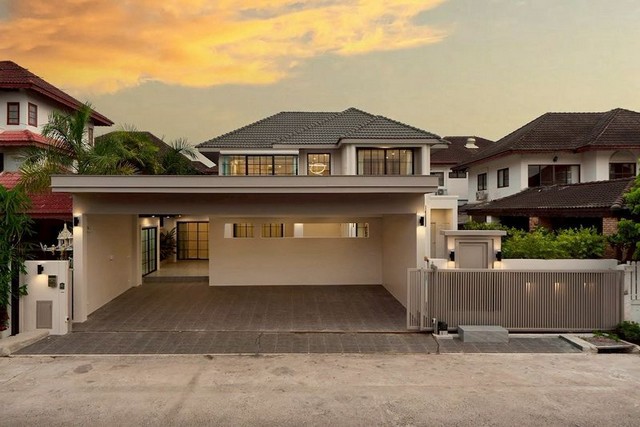 #โซนแม่เหียะ เพียง 10.9 ล้าน Luxury Pool Villa บ้านหรู พร้อมเข้าอยู่ เงียบสงบ ใกล้เมือง โอกาสดีของคนอยากอยู่สบาย แถมกำไรในอนาคต Promotion พิเศษ เฉพาะเดือน ก.ค. 69 นี้เท่านั้นรายละเอียดบ้านเนื้อที่ 76 ตารางวา5 ห้องนอน5 ห้องน้ำ2 ห้องครัว1 ห้องนั่งเล่นสระว่ายน้ำส่วนตัวที่จอดรถ 4 คันสิ่งอำนวยความสะดวกสระว่ายน้ำส่วนตัวClub Houseระบบรักษาความปลอดภัย 24 ชั่วโมงของแถมจัดเต็ม พร้อมเข้าอยู่Built-in ท�