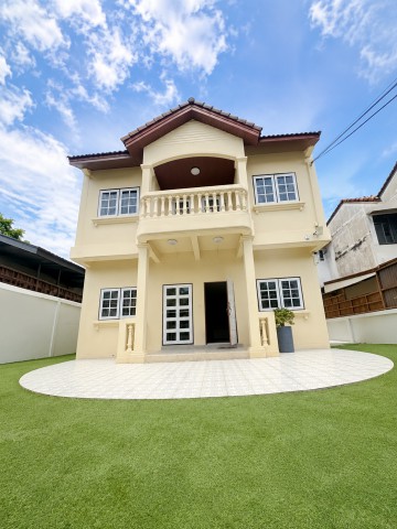 บ้านเดี่ยวใหญ่ 103ตร.ว. ให้เช่า 5นอน รามคำแหง 30-40 MRTรพ.รามคำแหง 550ม. 5น้ำ 412ตร.ม. 29,998B-M.ทำเลรามคำแหง เหมาะสำหรับอยู่อาศัย สำนักงาน หรือโฮมออฟฟิศ เดินทางสะดวก ใกล้ สถานศึกษา ตลาด ศูนย์การค้า และสิ่งอำนวยความสะดวกครบครันfor rent 5bed Large house Ramkhamhaeng 30-40 Detached house 103sq.wa.  5bath MRT Ramkhamhaeng Hospital 550m. 412sq.m.  29,999B-M in Ramkhamhaeng area suitable for residence office or home office. Convenient transportation near MRT Lam Sali Intersection 1.2 km. schools markets shopping centers and complete amenities.แยกลำสาลีรามคำแหง 30-40 ศรีนครินทร์ ซอยราม
