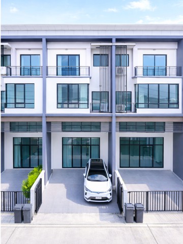 กรุงเทพกรีฑา ทาวน์เฮ้าส์ 3.5ชั้น ให้เช่า 3นอน ARLบ้านทับช้าง 1.6กม. Nirvana PORCH  4น้ำ ใกล้  แยกทับช้าง 1.1 กม.พร้อมที่จอดรถ ทำเลพระราม 9 ศรีนครินทร์ เดินทางสะดวก เหมาะสำหรับอยู่อาศัย หรือโฮมออฟฟิศ รายล้อมด้วยตลาด รพ. สถานศึกษา และศูนย์การค้าครบครัน ราคาเช่า 24,998บาท/เดือนKrungthep Kreetha 3.5-story townhouse for rent 3bed ARL BanThapChang 1.6km. Nirvana PORCH 4bath  and Thap Chang Intersection 1.1 km. Includes parking. Located in the Rama 9 Srinakarin area with convenient transportation. Suitable for residential use or home office. Surrounded by markets hospitals schoo