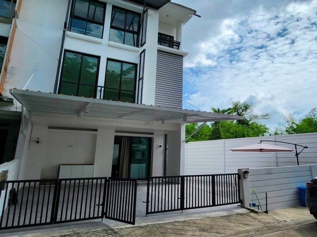 รหัสC7228 ให้เช่าทาวน์โฮม 3ชั้น อารียา แมนดาริน่า สุมขุวิท 77 อ่อนนุช บ้านตกแต่งพร้อมอยู่ราคาเช่า 49,000 บาท/เดือน (ประกัน2 ล่วงหน้า1)สนใจนัดชมสถานที่หรือสอบถามข้อมูลเพิ่มเติมโทร : 095-823 9789 คิทLine id : candy.456Line Add Friend : https://line.me/ti/p/rHhjrvhm_zโทร : 091-782 8924 ต้นLine : seng.456Line Add Friend : https://line.me/ti/p/iHsUxP2IlTทาวน์โฮม 3ชั้น Areeya Mandarina (อารียา แมนดาริน่า สุมขุวิท 77 ) อ่อนนุช เนื้อที่ 32 ตารางวา  3 ห้องนอน 3 ห้องน้ำ1 ห้องครัวแอร์  4 เครื่อง ที่จอ�
