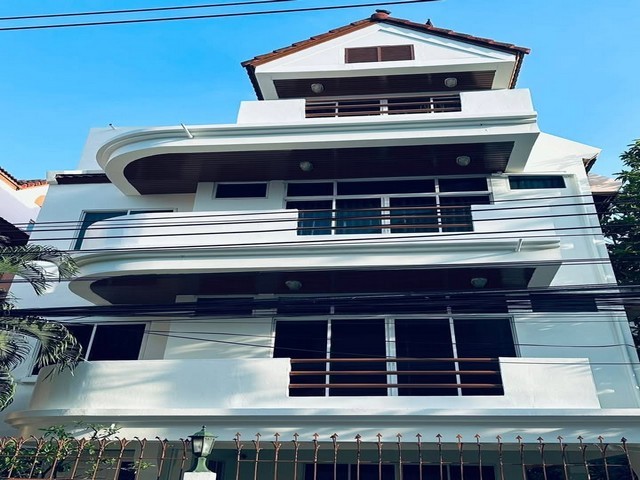 รหัสC7227 ให้เช่าบ้านเดี่ยว 4ชั้น ย่านอโศก พร้อมพงษ์ ซอยสุขุมวิท 31 ใกล้ BTS บ้านตกแต่งพร้อมอยู่ราคาเช่า 120,000 บาท/เดือน (ประกัน2 ล่วงหน้า1)สนใจนัดชมสถานที่หรือสอบถามข้อมูลเพิ่มเติมโทร : 095-823 9789 คิทLine id : candy.456Line Add Friend : https://line.me/ti/p/rHhjrvhm_zโทร : 091-782 8924 ต้นLine : seng.456Line Add Friend : https://line.me/ti/p/iHsUxP2IlTบ้านเดี่ยว 4ชั้น ย่านอโศก พร้อมพงษ์ ซอยสุขุมวิท 31 ใกล้ BTS บ้านตกแต่งพร้อมอยู่เนื้อที่ 40 ตารางวา  พื้นที่ใช้อสยประมาณ 350 �