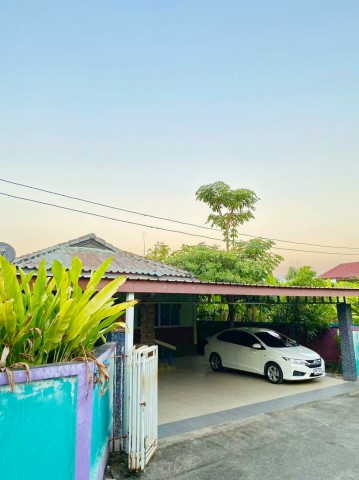 สถานพยาบาล สถานศึกษา ศูนย์การค้า ดอยสะเก็ด เชียงใหม่ ให้เช่าบ้านเดี่ยวชั้นเดียว 3นอน ตลาดขวัญ  2 น้ำ ใกล้แยกบ่อหิน 1 กม.เหมาะสำหรับอยู่อาศัย หรือสำนักงาน บรรยากาศร่มรื่น ติดถนนหลักในชุมชน เดินทางสะดวก ทำเลใกล้สำนักงานเทศบาลตลาดขวัญ 900 ม.และสถานที่ราชการ เข้า-ออกเมืองเชียงใหม่ได้ง่าย ราคาเช่า 5,999 บาท/เดือนDoiSaket ChiangMai Single-story house for rent 3bed Talad Khwan 2bath near BoHin Intersection 1 km. Suitable for residence or office. Peaceful location