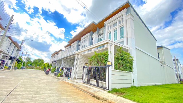 พื้นที่ดิน 17 ตร.ว. พื้นที่ใช้สอย 134 ตร.ม. 29,999 B-M.ใกล้ MRT ทิพวัล และ BTS สำโรง 900 ม.ให้เช่าทาวน์โฮมหรู 2 ชั้น 3 นอน 2 น้ำ บ้านใหม่ตกแต่งครบ พร้อมเฟอร์ฯ และเครื่องใช้ไฟฟ้า เหมาะสำหรับอยู่อาศัย ในย่านสำโรง ลาซาล แบริ่ง เดินทางสะดวก ใกล้รพ.สำโรงการแพทย์ 900 ม.สถานศึกษา ศูนย์การค้า และรถไฟฟ้าnear MRT Thipawan and BTS Samrong 900 m.Luxury 2-story townhome for rent 3 bed 2 bath  Land area 17sq.wa. usable area 134 sq.m. Price 29999 B-M. Brand new fully furnished with appliances. Ideal for living in the Samrong Lasalle Bearing area. Close to S