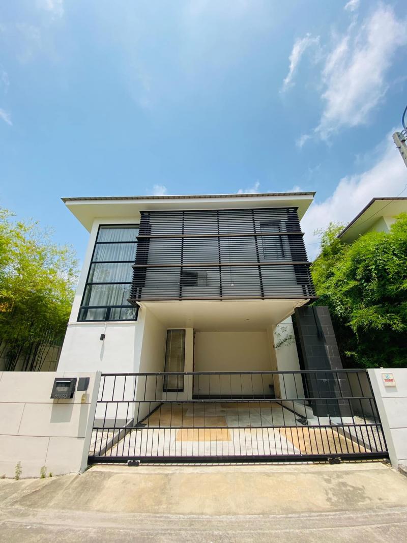 ขายบ้านเดี่ยว โครงการเซนมูระ บ้านสไตล์ญี่ปุ่น การตกแต่งเป็นแบบ Modern เรียบหรูสบายตา ให้อารมณ์การพักผ่อน สงบร่มเย็น ในซอยมีบ้านเพียง 6 หลัง ไม่แออัด จุดเด่น หลังมุม หน้าบ้านทางทิศใต้ขนาดพื้นที่  63.4 ตารางวา พื้นที่ใช้สอย 210 ตารางเมตร 3 ห้องนอน 3 ห้องน้ำ  2 ชั้นจอดรถได้ 2 คันครัวด้านหลังมีการลงเสาเข็มไมโครไพล์แล้ว เพื่อความแน่นหนา ราคา 9.15 ล้านบาทสิ่งอำนวยความสะดวก–