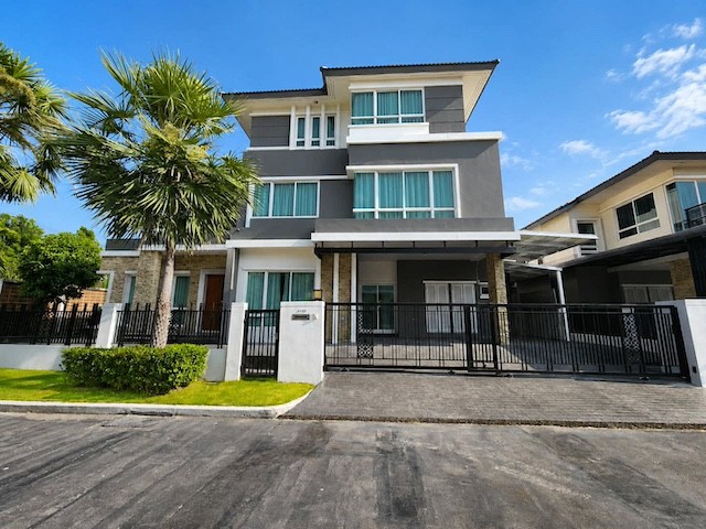 BS1065 ขาย บ้านเดี่ยว 3 ชั้น หรู Grand Bangkok Boulevard พระราม 9 ศรีนครินทร์ กรุงเทพกรีฑา ติด Wellington College ใกล้ MRT ศรีกรีฑา บ้านเดี่ยว 3 ชั้น รีโนเวทใหม่ พร้อมอยู่ติดต่อ Agent คุณบัว (Bua)Tel: 093-646-4597&nbsp;LINE ID: Bua093ลดราคาพิเศษจาก 35 ล้านบาท เหลือเพียง 26.5 ล้านบาทหรือเช่าเพียง 250000 บาทต่อเดือนขายด่วน บ้านเดี่ยวหรู 3 ชั้น โครงการ Grand Bangkok Boulevard พระราม 9 ศรีนครินทร์ กรุงเทพกรีฑา ทำเลศักยภาพ ติดโรงเรียนนานาชาติ Wellington College Bangkok สา�