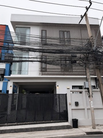 BH4244 ให้เช่าบ้านเดี่ยว 3 ชั้น สุทธิสาร ห้วยขวาง ใกล้ MRT สุทธิสาร พื้นที่ 360 ตร.ม. เหมาะทำโฮมออฟฟิศ บริษัท และอยู่อาศัยติดต่อ Agent คุณบัว (Bua)Tel: 093-646-4597&nbsp;LINE ID: Bua093ค่าเช่า 120,000 บาทต่อเดือนให้เช่าบ้านเดี่ยว 3 ชั้น ทำเลศักยภาพย่านสุทธิสาร ห้วยขวาง ใกล้ MRT สุทธิสาร และ MRT ห้วยขวาง เดินทางสะดวก เชื่อมต่อถนนรัชดาภิเษก พระราม 9 และอโศก เหมาะสำหรับใช้เป็นสำนักงาน โฮมออฟฟิศ บริษัท คลินิก สต�