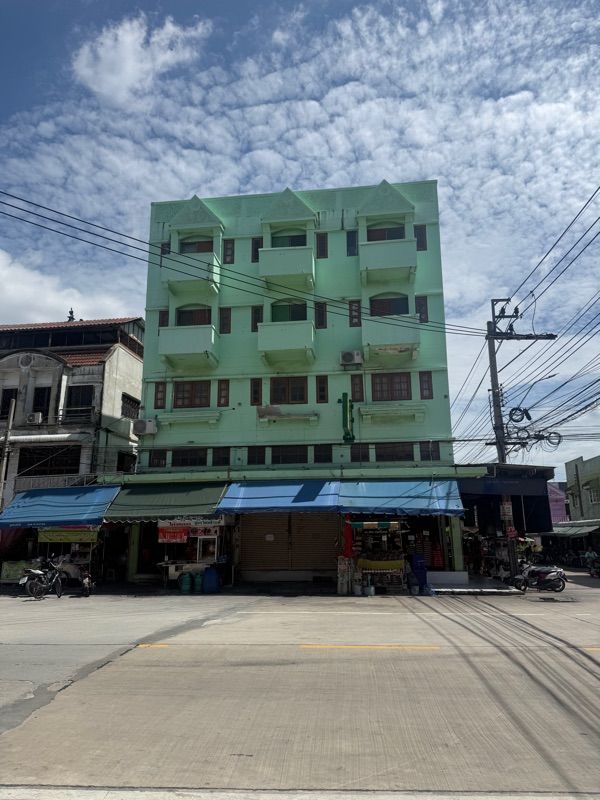 ตึกแถวให้เช่า ทำเลค้าขายดีมาก หมู่บ้านสุขสันต์ แขวงหลักสอง เขตบางแค จังหวัดกรุงเทพมหานครที่ตั้ง : แขวงหลักสอง เขตบางแค จังหวัดกรุงเทพมหานคร 10160ขนาดพื้นที่ :  15 ตารางวารายละเอียด-3 ชั้นครึ่ง -3 ห้องนอน -3 ห้องน้ำ-อาคารพาณิชย์ ห้องกลาง-เหมาะสำหรับเปิดร้านค้า สำนักงาน คลินิก ร้านอาหาร คาเฟ่ หรือธุรกิจทุกประเภทสิ่งอำนวยความสะดวก-ใกล้จุดขึ้น-ลงทางพิเศษกาญจนาภิเษ�
