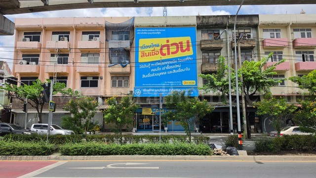 รหัสทรัพย์ 7257อาคารพาณิชย์ 4.5 ชั้น 40 ตารางวา ติดถนนลาดพร้าว หน้าซอยลาดพร้าว 72 ทำเลดี สำหรับลงทุน ขายพร้อมผู้เช่าที่ตั้ง : ถนนลาดพร้าว แขวงวังทองหลาง เขตวังทองหลาง กรุงเทพมหานคร 10310รายละเอียดทรัพย์- อาคารพาณิชย์ 4.5 ชั้น 2 คูหา ทะลุถึงกัน มีชั้นลอย และดาดฟ้า- หน้ากว้าง 8 เมตร ลึก 20 เมตร โดยประมาณ- เนื้อที่ดิน 40 ตารางวา พื้นที่ใช้สอย 432 ตารางเมตร- ที่จอดรถ 2 คันในร่ม- ปูพื้น�