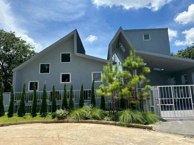 สุดคุ้ม Pool villa 3 ชั้น ให้เช่า 100,000 บาท/เดือน ขาย 13.5 ล้าน 120 ตรว. 5 นอน 5 น้ำ #หนองจ๊อม #สันทราย #แปลงหัวมุม ตกแต่งครบครัน พร้อมเข้าอยู่ เป็นส่วนตัว ใกล้เมือง เดินทางสะดวกสบาย #ซื้ออยู่เองหรือปล่อยเช่าได้ที่ดิน 120 ตารางวาพื้นที่ใช้สอยรวม 520 ตรม. รวมพื้นที่สระว่ายน้ำ5 ห้องนอน 5 ห้องน้ำสระว่ายน้ำระบบเกลือขนาด 3 x 13 เมตร พร้อมโซนปาร์ตี้ริมสระ และห้องครัวนอก เคาท์เตอร์เตรียมอาหาร