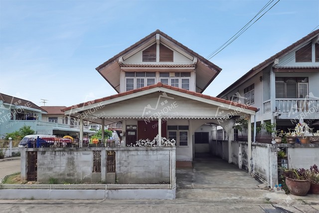 บ้านเดี่ยว 2 ชั้น ปากเกร็ดวิลเลจ ติวานนท์-แจ้งวัฒนะ แปลงมุม ต่อเติมครบ ทำเลดีติดถนนใหญ่* แปลงมุมพื้นที่ 55 ตร.ว. ฟังก์ชัน 3 ห้องนอน 2 ห้องน้ำ 2 ที่จอดรถ ต่อเติมแล้วทั้งโรงจอดรถและครัวปิด มีพื้นที่ใช้สอยรอบตัวบ้าน* ทำเลดี ทางเข้าโครงการติดถนนใหญ่ เข้า-ออกได้ หลายเส้นทาง ได้แก่ ถนนติวานนท์ ,ถนนเลี่ยงเมืองปากเกร็ด ,ถนนชัยพฤกษ์ฯ ใกล้เซ็นทรัลแจ้งวัฒนะและห้าแยกปากเ�