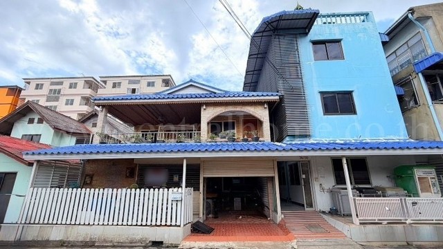 รหัสทรัพย์&nbsp; N1417บ้าน พร้อม อพาร์ตเม้นท์ ใน นิคมอุตสาหกรรม นวนคร&nbsp;ที่ตั้ง:&nbsp;นิคมอุตสาหกรรม นวนคร ซอยไทยธานี 12 ตำบลคลองหนึ่ง อำเภอคลองหลวง จังหวัดปทุมธานี 12120รายละเอียดทรัพย์- ขายบ้าน พร้อมอพาร์ตเม้นท์ 19 ห้องในนิคมนวนคร- ขายรวม 2 โฉนด พื้นที่รวม 68.4 ตารางวา- บ้าน 2 ชั้นสภาพดี พื้นที่ 29.7 ตารางวา ราคา 3,400,000 บาท- บ้านมี 5 ห้องนอน 2 ห้องน้ำ 1 ห้องครัว แถมแอร์และเฟอร์นิเจอร์บางส�