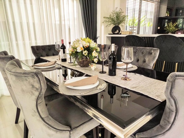 RHT2678ให้เช่าบ้านเดี่ยว โครงการ Perfect Masterpiece Sukhumvit 77ใกล้ โรบินสัน ลาดกระบัง เพียง 1 นาทีใกล้ Pasio ลาดกระบัง เพียง 1 นาทีและใกล้ สนามบินสุวรรณภูมิ เพียง 5 นาที เนื้อที่ 140 ตรว.( ตรงข้ามสวน )  พื้นที่ใช้สอย 585 ตรม. 5 ห้องนอน  5 ห้องน้ำ  4 ที่จอดรถ​สนใจติดต่อคุณเจี๊ยบ 092-851-6969Line:keti2522ราคาเช่า  235,000 บาท/ด.ถนน ลาดกระบัง แขวงลาดกระบัง เขตลาดกระบัง กรุงเทพมหานคร 10520ให้เช่า บ้านเดี่ยวระดับลักชัวรี บรรยา�