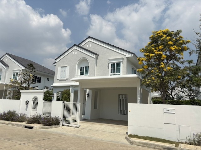 BH4238 ให้เช่าบ้านเดี่ยวหรู ชัยพฤกษ์ บางนา กม.15 บ้านใหม่ตกแต่งครบ ใกล้ Mega Bangna และสนามบินสุวรรณภูมิติดต่อ Agent คุณบัว (Bua)Tel: 093-646-4597&nbsp;LINE ID: Bua093ค่าเช่า 80,000 บาทต่อเดือนให้เช่าบ้านเดี่ยวหรู โครงการชัยพฤกษ์ บางนา กม.15 จาก Land and Houses บ้านใหม่มือหนึ่ง เพิ่งตกแต่งเสร็จ พร้อมเข้าอยู่ บนที่ดินขนาดใหญ่ บรรยากาศเงียบสงบ เหมาะสำหรับครอบครัว ผู้บริหาร และชาวต่างชาติ เดินทางสะดวก ใกล้ Mega Bangna โรง