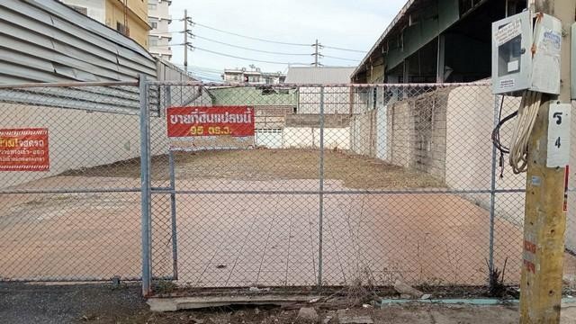 รหัสทรัพย์ ser027   ขายที่ดินเปล่า ประชาอุทิศ 48ขายที่ดินเปล่า 95 ตารางวา ทำเลทองใกล้ มจธ.บางมด ประชาอุทิศ 48 แยกนาหลวง --Location: แขวงบางมด เขตทุ่งครุ กรุงเทพมหานคร 10140https://maps.app.goo.gl/cac6zaZoJJA2FmcDA--ติดต่อ: คุณพร 093-654-4992 นัดดูได้ทุกวัน 8.00-18.00 น.--รายละเอียด:#ขายที่ดินทุ่งครุ #ขายที่ดินประชาอุทิศ48 #ขายที่ดินใกล้มจธ- ขนาด: 95 ตารางวา กว้าง 14 ม. x ลึก 33 ม.- จุดเด่น: เข้าซอยเพียง 50 เมตร จากถนนประชาอุทิศ - ติดปากซ�