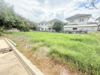 Rare Item! ที่ดินแปลงมุม 105 ตร.วา ในโครงการ Place & Park ประชาอุทิศ 90 .TPI-3276.โครงการ Place & Park ประชาอุทิศ 90ที่ตั้ง : ตำบลนาเกลือ อำเภอพระสมุทรเจดีย์ จังหวัดสมุทรปราการGoogle Maps : https://maps.app.goo.gl/cFL97Ft8byF9ZrJt5?g_st=ic.ที่ดินสำหรับสร้างบ้านที่ให้ทั้งความสงบ ความเป็นส่วนตัว และอยู่ในโครงการคุณภาพ แปลงนี้ถือเป็นหนึ่งในทำเลที่ดีที่สุดของโครงการ ด้วยตำแหน่ง แปลงมุมรถผ่านน้อย บรรยากาศเงียบ เหมาะสำหรับการ�
