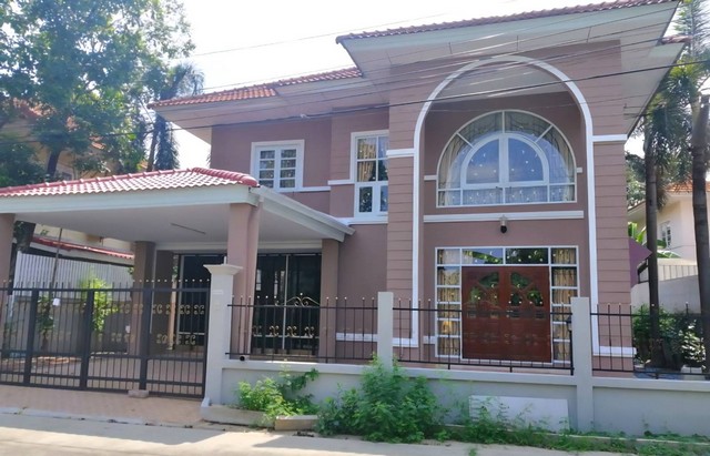 ให้เช่าบ้านเดี่ยว2ชั้น  #บ้านเช่าวัชรพล  สายไหม/กรุงเทพ• 60ตรว.•3ห้องนอน  2ห้องน้ำ •1ห้องอเนกประสงค์/ห้องทำงานได้• แอร์4เครื่อง• พร้อมเฟอร์นิเจอร์บางส่วนจดทะเบียนนิติบุคคลได้เลี้ยงสุนัขพันธุ์เล็กได้สิ่งอำนวยความสะดวก: คลับเฮ้าส์, สระว่ายน้ำ, สวนสาธารณะขนาดใหญ่รอบทะเลสาบ และระบบรักษาความปลอดภัย 24 ชม(ตั้งอยู่ถนนรัตนโกสินทร์สมโภช แขวงคลองถนน เขตสายไหม)10220ห้า�