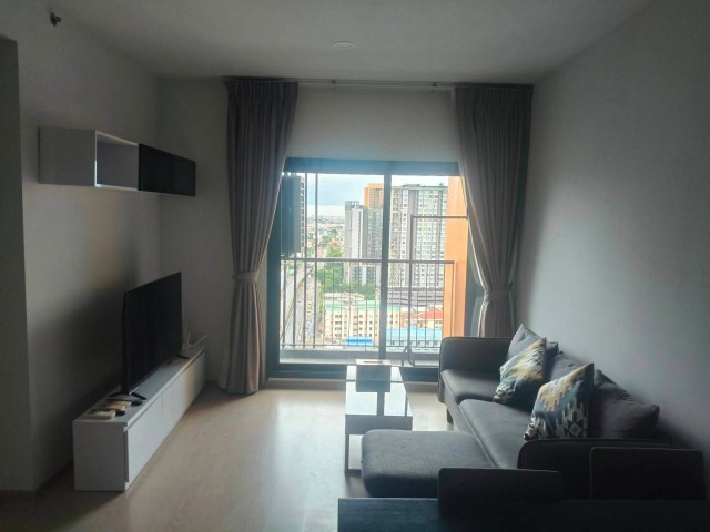 AOM 2962 ให้เช่า เดอะ ทรี สุขุมวิท 71 - เอกมัย For Rent The Tree Sukhumvit 71 - Ekamai 28,000 Baht/เดือน (รวมค่าส่วนกลาง) 2 ห้องนอน 2 ห้องน้ำ (2 Bedrooms, 2 Bathrooms) ใกล้ Airport Link รามคำแหง 400 เมตร 400 meter from Airport Link Ramkhamhaeng Floor (ชั้น) : 20 Room Size (ขนาดห้อง) : 56 Sqm. Includes furniture and electric appliances เฟอร์นิเจอร์ + เครื่องใช้ไฟฟ้า Long-term contract (minimum 1 year) (สัญญาขั้นต่ำ 1 ปี)Deposit 2 months (ประกัน 2 เดือน)Advance 1 month (ล่วงหน้า 1 เดือน)Total = 3 months (รวมค่าใช้จ่ายแรกเข้าทั้งหมด 3 เดือน)ติดต่อขอรูปและรายละเอียดเพิ่