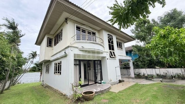 รหัสทรัพย์&nbsp; N1418บ้านเดี่ยว ศุภาลัย แกรนด์เลค มีนบุรี หลังใหญ่ ติดทะเลสาบที่ตั้ง:&nbsp;ซอยคุ้มเกล้า 10 ถนนคุ้มเกล้า แขวงแสนแสบ เขตมีนบุรี กรุงเทพมหานคร 10510รายละเอียดทรัพย์&nbsp;&nbsp;- บ้านเดี่ยว 1 ชั้น&nbsp;ขนาดพื้นที่ 114 ตารางวา&nbsp;พื้นที่ใช้สอยรวม 200 ตารางเมตร- 3 ห้องนอน, 3 ห้องน้ำ, 1 ห้องเก็บของ, 1&nbsp;ห้องรับแขก, 1 ห้องครัว, 2 ที่จอดรถ-&nbsp;บ้านหันหน้าทางทิศตะวันตก- ทำเลดี ติดทะเลสาบ- ค่าส่�