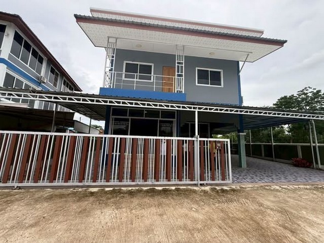 เปิดบ้านให้เช่า บ้านเดี่ยว 2 ชั้น 3นอน 3น้ำ ต.บ้านสวน ในตัวเมืองชลบุรีราคาเช่า 25000 บาท / เดือนชำระแรกเข้าค่าเช่าล่วงหน้า 1 เดือน ค่าประกันบ้าน 2 เดือนรวมชำระ 3 เดือน พร้อมเข้าอยู่ได้เลยนะครับขนาด 3 ห้องนอน 3 ห้องน้ำ 4 - 5 จอดรถ ภายในบ้าน หน้าบ้านไม่ชนใครบ้านอยู่ในเขต ต.บ้านสวน อ.เมือง จ.ชลบุรี ( ในตัวเมืองชลบุรี )- แอร์ 4 เครื่อง- เฟอร์นิเจอร์ ครบ- เช่าในนามบุคล ในนามบริษัท เ