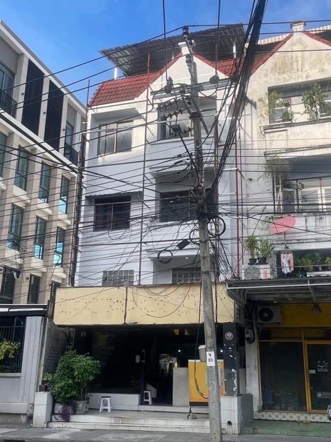 ขายอาคาร 4 ชั้น ไม่รวมชั้นลอย 30 ตรว. ถนนศรีวรา ตรงข้าม Makro บดินทร์ ใกล้ รร. บดินทรเดชา*** ราคาขาย 10 ล้านบาท ติดต่อ:: ชยา โทร/ID Line:: 0942823961Link Line:: https://line.me/ti/p/3xFA1An8Kcรหัส # T26-044อาคาร 4 ชั้น ไม่รวมชั้นลอย ถนนศรีวรา ตรงข้าม Makro บดินทร์ ใกล้ รร. บดินทรเดชา- เนื้อที่ 30 ตร.ว.- เคยเป็น รร.ดนตรี และ ร้านนวดไทย มาก่อน- แถว รร. บดินทร์เดชา 1- ไม่มีที่จอดส่วนตัว- ตรงข้าม Makro บดินทร์- สภาพ *จำเป็นต้อง* มีการ renovateใกล้เค�