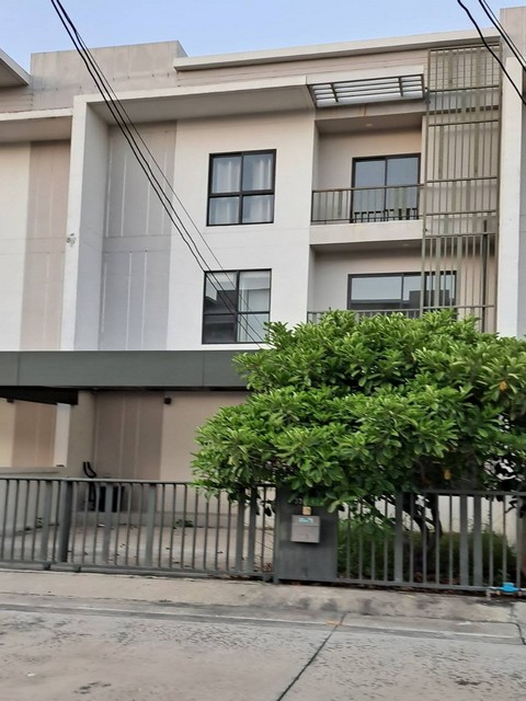 ให้เช่าโฮมออฟฟิศ 3 ชั้น 29 ตรว. Villa Albero (วิลลา อัลเบโร) กรุงเทพกรีฑา 15-1 ใกล้นานาชาติ Wellington *** ราคาเช่า 33,000 บาท/เดือน  ติดต่อ:: ชยา โทร/ID Line:: 0942823961   Link Line:: https://line.me/ti/p/3xFA1An8Kcรหัส# T26-918โฮมออฟฟิศ 3 ชั้น โครงการ Villa Albero กรุงเทพกรีฑา 15/1 ใกล้นานาชาติ Wellington • เนื้อที่ดิน 29 ตรว.• 3 ห้องนอน • 3 ห้องน้ำ• 2 ที่จอดรถ• กรุงเทพกรีฑา 15/1 ติดถนนกรุงเทพกรีฑาทั้งเส้นเก่า และเส้นตัดใหม่ เข้าได้ทั้ง 2 ด้าน  สิ่งอำนวยความสะดวก