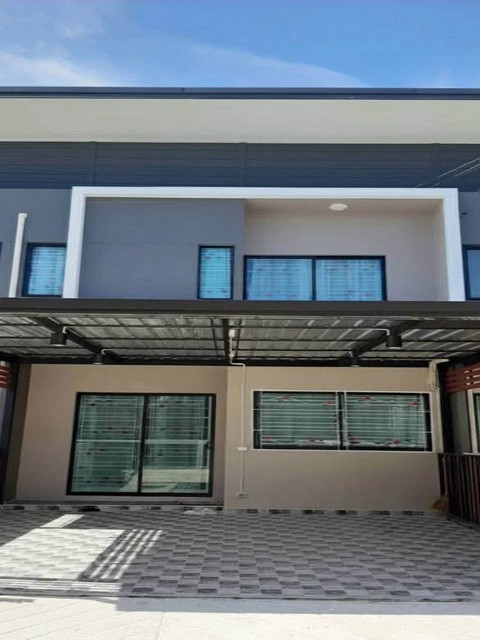 ให้เช่าทาวน์โฮม 2 ชั้น 3 ห้องนอน เดอะคัลเลอร์ บางนา-วงแหวน 3 บางนา-ตราด กม.10 ใกล้เมกะบางนา  *** ราคาเช่า 18,000 บาท/เดือนติดต่อ:: ชยา โทร/ID Line:: 0942823961   Link Line:: https://line.me/ti/p/3xFA1An8Kcรหัส# T26-917   ทาวน์โฮม 2 ชั้น เดอะคัลเลอร์ วงแหวน ต้นโครงการ หลังบ้านไม่ติดใคร (บางนา-ตราด กม.10)  • ขนาด 20.90  ตร.วา• พื้นที่ใช้สอย 118 ตร.ม.• 3 ห้องนอน• 2 ห้องน้ำ• 1 ห้องนั่งเล่น 1 ห้องครัว (ต่อเติมแล้ว)• จอดรถในบ้านได้ 2 คัน• พื้นที่ซัก�