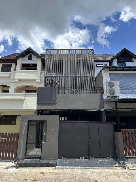 ขายโฮมออฟฟิศ 3 ชั้น 350 ตร.ม. รีโนเวทใหม่ พระราม 9 ซอย 19 ใกล้ทองหล่อเพียง 2 กม*** ราคาขาย 15.5 ล้านบาท *** ราคาเช่า 57,000 บาท/เดือนติดต่อ:: ชยา โทร/ID Line:: 0942823961   Link Line:: https://line.me/ti/p/3xFA1An8Kcรหัส# T26-915โฮมออฟฟิศ 3 ชั้น รีโนเวทใหม่ พระราม 9 ซอย 19 ใกล้รถไฟฟ้าสายสีส้มเพียง 200 เมตร• เนื้อที่ 35 ตร.วา• พื้นที่ใช้สอย 350 ตร.ม.• 5 ห้องทำงานขนาดใหญ่   • 4 ห้องน้ำ• ห้องแม่บ้าน• ครัว / ห้องแม่บ้าน / พื้นที่ทานข้าว• แอร์ครบทุกห้