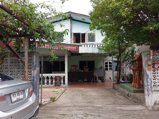 บ้านเดี่ยว 2 ชั้น 104 ตร.ว. หมู่บ้านอยู่เย็น1 ซอยรามอินทรา34 แยก13 ถนนรามอินทรา ถนนประดิษฐ์มนูธรรม เขตบางเขน กรุงเทพมหานคร+ ขายบ้านเดี่ยว 2 ชั้น ซอยรามอินทรา34 แยก13 ถนนรามอินทรา ถนนประดิษฐ์มนูธรรม แขวงท่าแร้ง เขตบางเขน กรุงเทพมหานคร   .+ สูง 2 ชั้น 5 ห้องนอน 2 ห้องน้ำ 1 ห้องนั่งเล่น 1 ห้องครัว 1 ห้องอเนกประสงค์ .+ การตกแต่งบ้านสวย พร้อมอยู่ บ้านหันหน้าทิศตะวันตกเฉียงเหนือ พื้�