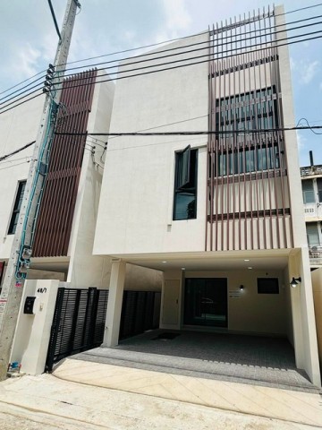 ให้เช่าทาวน์โฮม 3 ชั้นสไตล์โมเดิร์น Oak House สุขุมวิท 101-1 ใกล้ BTS อุดมสุข & True Digital Park*** ราคาเช่า 45,000 บาท/เดือน   ติดต่อ:: ชยา โทร/ID Line:: 0942823961   Link Line:: https://line.me/ti/p/3xFA1An8Kcรหัส# T26-859ทาวน์โฮม 3 ชั้นสไตล์โมเดิร์น Oak House สุขุมวิท 101-1 ใกล้ BTS อุดมสุข & True Digital Park• ที่ดิน 28 ตร.วา • พื้นที่ใช้สอย 151 ตร.ม• 3 ห้องนอน• 3 ห้องน้ำ• 2 ที่จอดรถ• แอร์ครบทุกห้อง• เหมาะสําหรับอยู่อาศัย หรือ Home Office• มีความเป็นส่วนตัวมีเพียง 7 ยูนิต ทำ�