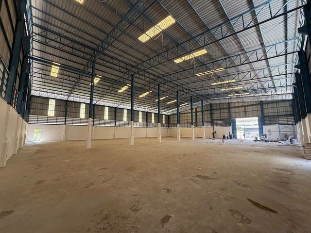 ให้เช่าโรงงาน ขนาด 1,050 ตร.ม. ผังม่วง โรงงานหลังเดี่ยวปรับปรุงใหม่ บนถนนเทพารักษ์ สมุปราการราคาเช่า  220,000 บาท/เดือนประกัน 3 เดือน+ล่วงหน้า 1 เดือน สัญญา 3 ปีโรงงานหลังเดี่ยวปรับปรุงใหม่ สำหรับเช่า – ทำเลศักยภาพ จ.สมุทรปราการรายละเอียดทรัพย์และสเปกอาคาร- ผังเมือง: สีม่วง (อุตสาหกรรม)- ขนาดที่ดิน: 1.5 ไร่ (2,400 ตร.ม.)- พื้นที่โรงงาน: 1,050 ตร.ม.- พื้นที่สำนักงาน: 60 ตร.ม.- ความสูงอาคาร : 9 �