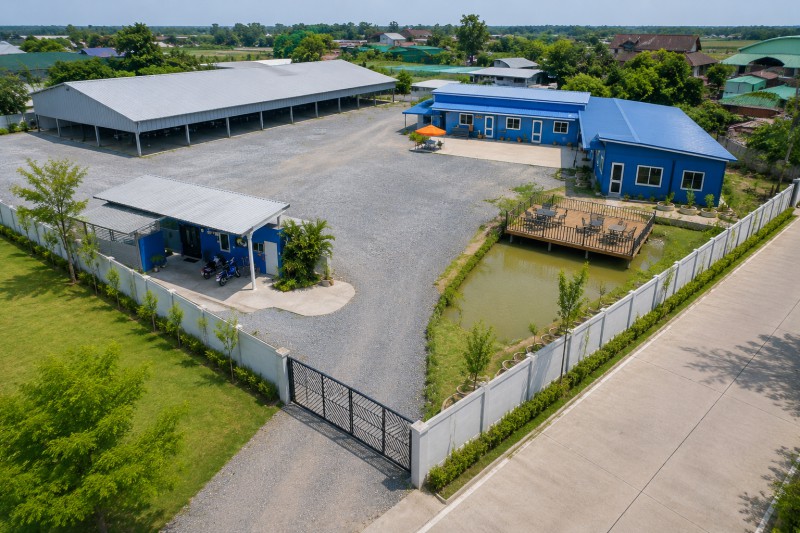 ญาคนรุม 2.5กม. บนที่ดิน 3 ไร่  ให้เช่าโกดัง 400 ตร.ม. พร้อมออฟฟิศ 7นอน 34,998 B-M 7 ห้องน้ำ บ่อเลี้ยงปลา ใกล้ตลาดไท 900 ม.วัดพระธรรมกาย 1กม.  และวัดพระธรรมกาย 1 กม. พื้นที่ดิน 3 ไร่  พร้อมรีสอร์ท เหมาะทำธุรกิจ  โคกหนองนาคลังสินค้า บ่อเลี้ยงกุ้ง ศูนย์กระจายสินค้า รีสอร์ท หรือศูนย์เกษตรWat PhraDhammakaya 1km.PEEYAKONRUM 2.5km.  with Office Featuring a 7 Bedroom 34,998 B-M  7  Shrimp Pond and Khok Nong Na, Near Talaad Thai 900 m and Wat Phra Dhammakaya 1 km, Land Area 3 Rai with 400 sq.m. Warehouse, Ideal for Warehouse,on 3Rai Land  Warehouse for Rent Distr