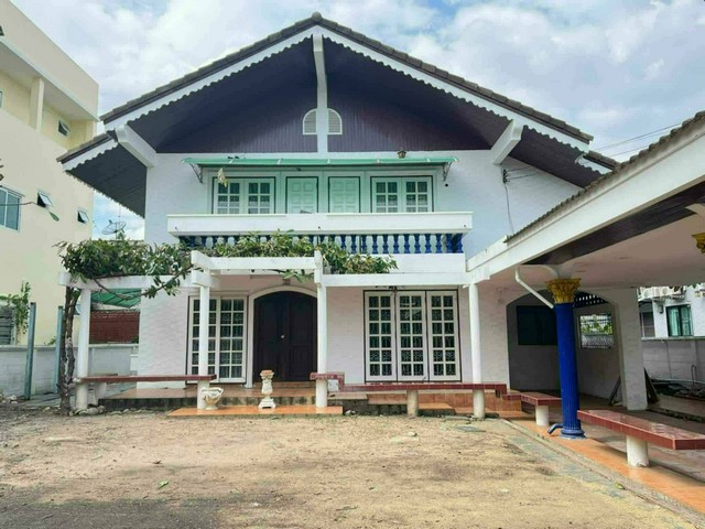 ขายบ้านเดี่ยว 2 ชั้น 101 ตรว. หมู่บ้านสวนสน ซอยรามคำแหง 60 เข้าออกรามคำแหง และถนนกรุงเทพกรีฑา *** ราคาขาย 8.1 ล้านบาท ติดต่อ::  ชยา โทร/ID Line:: 0942823961   Link Line:: https://line.me/ti/p/3xFA1An8Kcรหัส # T26-924บ้านเดี่ยว 2 ชั้น หมู่บ้านสวนสน ซอยรามคำแหง 60 • เนื้อที่ 101 ตรว. • 4 ห้องนอน• 3 ห้องน้ำ• ห้องครัว • พื้นที่กว้างขวาง จอดรถหลายคัน• ทำเลศักยภาพ เชื่อมต่อถนนสายหลักและซอยย่อยได้อย่างสะดวกสบาย • สามารถเข้า-ออกได้�