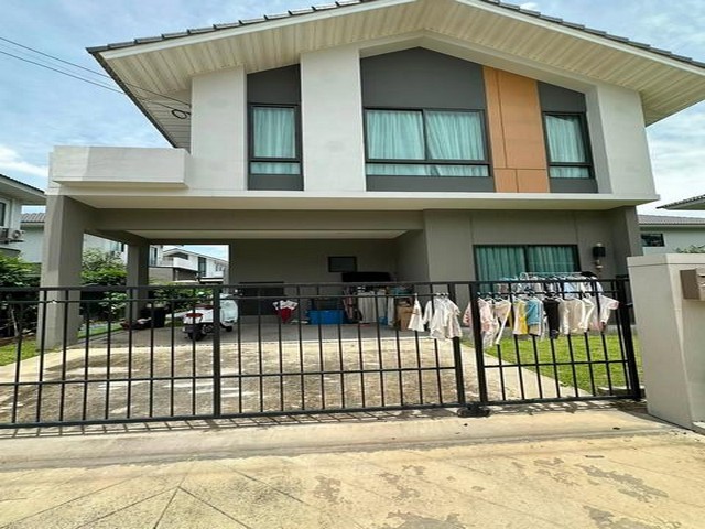 ให้เช่าบ้านเดี่ยว ย่านเคหะร่มเกล้า หมู่บ้าน Perfect Park กรุงเทพกรีฑา-รามคำแหง เชื่อมต่อถนนกรุงเทพกรีฑาตัดใหม่ ** Agent **ติดต่อ คุณปอ : 061 619 8565ID line: 061 619 8565แอดไลน์กดที่ลิงค์นี้ได้เลยครับ : https://line.me/ti/p/zu0mm-ozFXติดต่อ คุณบิว : 081 252 3279 ID line: 061 787 9691แอดไลน์กดที่ลิงค์นี้ได้เลยครับ : https://line.me/ti/p/SR5Ehdv_q-** รหัส BT314ราคาเช่า 30,000 บาท/เดือนบ้านเดี่ยว 2 ชั้น หมู่บ้าน Perfect Park กรุงเทพกรีฑา-รามคำแหง• เนื้อที่ 54.4 ตรว.• 3 ห้องนอน (Master