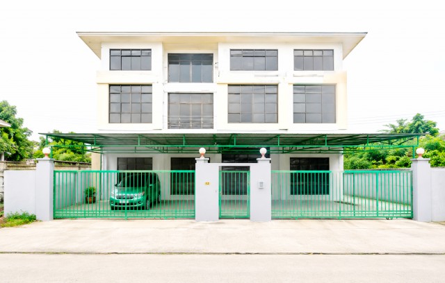 ห้องนอน 7 ห้องน้ำ ใกล้พัฒนาการ1.5 กม. เฉลิมพระเกียรติ 41-51บ้านเดี่ยว 3 ชั้น  MRTสวนหลวง ร.9 985 ตร.ว. 510 ตร.ม. ทำเลศักยภาพ เหมาะสำนักงาน  บิ๊กซีสวนหลวง บริษัท  ให้เช่าโฮมออฟฟิศ โฮมออฟฟิศ และลงทุนปล่อยเช่า ค่าเช่า 39,998 บาทต่อเดือน RenSuanLuang 1.5km Only 400 m from Main Road ChaloemPhrakiat41-51 3Storey Close to MRT SuanLuang Rama IX9 Bedrooms Detached Home Office 7Baths 85sq.wa. 510sq.m. Ideal forfor Home Office Corporate Headquarters Business t Pattanakarn BigC Operations and Investment The rent is 39,998 baht per month.ถนนเฉลิมพระเกียรติ ร.9  41-51 แขวงหนองบอน เขตประ�
