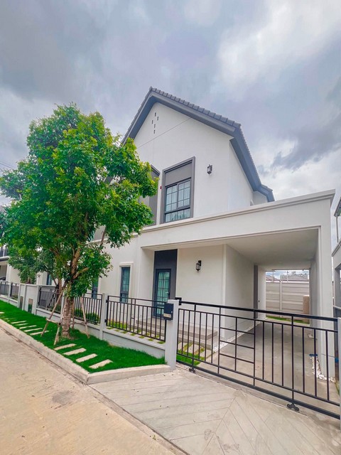 ให้เช่าบ้านเดี่ยว 2 ชั้น 57 ตรว. 4 ห้องนอน โครงการ Centro บางนา (เฟส 2) ใกล้เมกะบางนา เฟอร์พร้อมเข้าอยู่*** ราคาเช่า 100,000 บาท/เดือนติดต่อ::  ชยา โทร/ID Line:: 0942823961   Link Line:: https://line.me/ti/p/3xFA1An8Kcรหัส# T26-1015 บ้านเดี่ยว Centro บางนา (เฟส 2) บ้านตกแต่งใหม่ทั้งหลัง พร้อมอยู่ หันทิศเหนือ • เนื้อที่ 57 ตรว. • พื้นที่ใช้สอย 235 ตรม. • 4 ห้องนอน 4 ห้องน้ำ• ห้องรับแขก / ห้องครัว • ที่จอดรถ 2 คัน• บ้านหันหน้าทิศใต้  ทิศดี รับลม• ท�