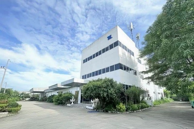 ขายโรงงาน 4 ไร่ 90 ตร.ว. พื้นที่สีม่วง ใกล้เส้นทางหลัก ลาดกระบัง กรุงเทพราคาขายเพียง 119,000,000 บาทค่าโอน 50/50รวมเนื้อที่ 4 ไร่ 90 ตร.ว. พื้นที่ใช้สอย 6,700 ตรม.ประกอบด้วย - อาคารสำนักงาน 3 ชั้น 1,320 ตร.ม.- โรงงานผลิต/โกดังสินค้า - พื้นที่ไลน์ผลิต 3,080 ตร.ม.- หม้อแปลงไฟฟ้า 800 KVA- ระบบไฟฟ้า 3 เฟส- ผังเมืองสีม่วง (พื้นที่อุตสาหกรรม)- มีใบอนุญาตโรงงาน (รง.)การเดินทางสะดวก ใกล้เส้นทางหลัก:- สนามบินสุว�